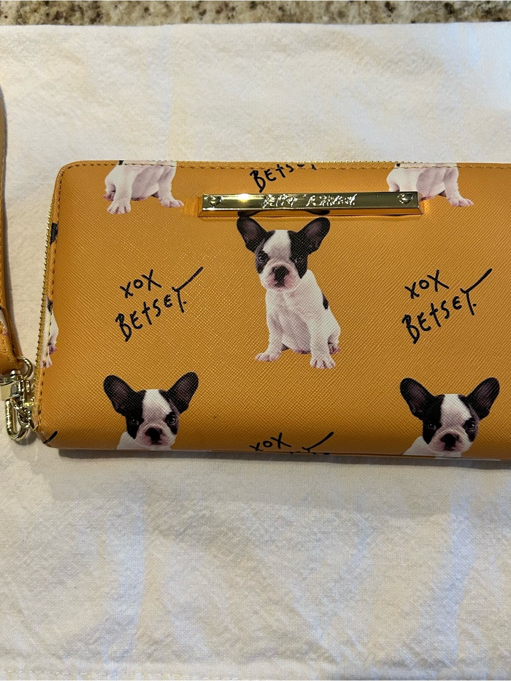 Betsey Johnson Mustard Yellow French Bulldog Print Dog wristlet Wallet Like New - Picture 3 of 11